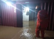 Banjir Surut, Warga Gantiang Agam Mulai Bersihkan rumah