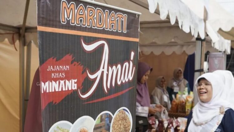 Berpotensi Kembangkan Ekonomi Daerah, Pemkab Solsel Dorong UMKM Tumbuh 1 Salah satu stan pameran produk Usaha Mikro Kecil dan Menengah (UMKM) di taman kota Solok Selatan dikunjungi masyarakat dan kegiatan ini merupakan salah satu upaya Pemkab memperkenalkan produk UMKM ke khalayak ramai.Antara/Erik