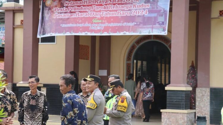 Jajaran Polres Pasaman Barat saat memberikan pengamanan saat Natal 2023 pada Operasi Lilin Singgalang yang dimulai sejak 22 Desember 2023-2 Januari 2024. Antara/HO-Humas Polres Pasaman Barat.