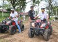 Ekos Albar Ajak Wisatawan Nikmati Wahana ATV di Pantai Pasir Jambak Padang 7 Wakil Wali Kota (Wawako) Padang, Ekos Albar (kanan) dan Kepala Dinas Pariwisata (Kadispar) Padang, Yudi Indra Syani (kiri) menjajal ATV di jalur Pantai Pasir Jambak. (Foto: Dok. Dispar Padang)