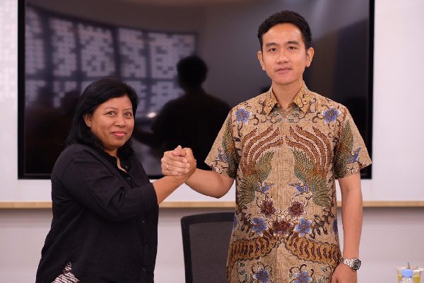 Repro: Masa Depan Indonesia Ada di Tangan Pemilih Pandai 1 Juru bicara (Jubir) Kancane Gibran Gaes (KGG), Imelda Yuniati (kiri) dan Cawapres Gibran Rakabuming Raka (kanan) saat bertemu. (Foto: Dok. Repro)