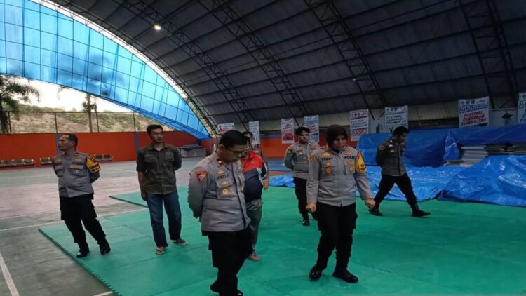 Tempatkan Personel 24 Jam, Kapolresta Bukittinggi Cek Gudang Logistik Pemilu 2024 1 Kapolresta Bukittinggi saat melakukan cek lapangan ke gudang logistik KPU daerah setempat untuk memverifikasi dan memastikan keamanan logistik Pemilu 2024 (Antara/Al Fatah)