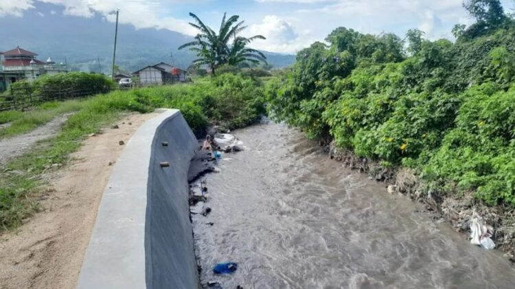 Gegara Erupsi, Sungai Berhulu ke Gunung Marapi jadi Keruh 1 Penampakan salah satu sungai yang berhulu ke Gunung Marapi Sumatera Barat mengalami perubahan warna air menjadi keruh kehitam-hitaman. (Antara/Al Fatah)