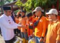 Wali Kota Padang, Hendri Septa (baju putih) menyerahkan paket sembako kepada petugas kebersihan. (Foto: Dok. Prokopim)