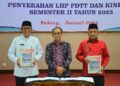 Kepala BPK RI Perwakilan Sumbar, Arif Agus (tengah) menyerahkan laporan hasil pemeriksaan penggunaan anggaran daerah kepada Wali Kota Padang, Hendri Septa (kiri) dan Wakil Ketua DPRD Kota Padang, Arnedi Yarmen. (Foto: Dok. Prokopim)