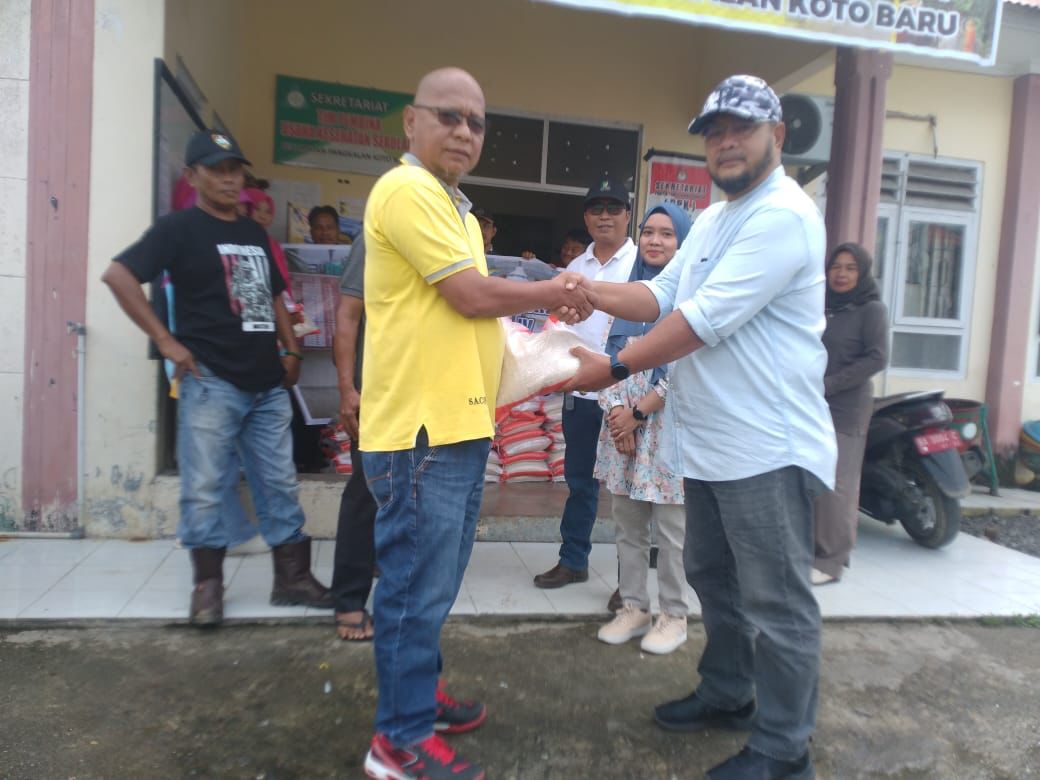 PTPN IV Regional 4 Bantu Korban Banjir Pangkalan Limapuluh Kota 2 PTPN IV Regional 4 (eks PTPN VI) menyerahkan bantuan sembako kepada masyarakat terdampak banjir di Pangkalan Limapuluh Kota. (Foto: Dok. PTPN)