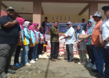 PTPN IV Regional 4 (eks PTPN VI) menyerahkan bantuan sembako kepada masyarakat terdampak banjir di Pangkalan Limapuluh Kota. (Foto: Dok. PTPN)