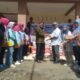 PTPN IV Regional 4 (eks PTPN VI) menyerahkan bantuan sembako kepada masyarakat terdampak banjir di Pangkalan Limapuluh Kota. (Foto: Dok. PTPN)