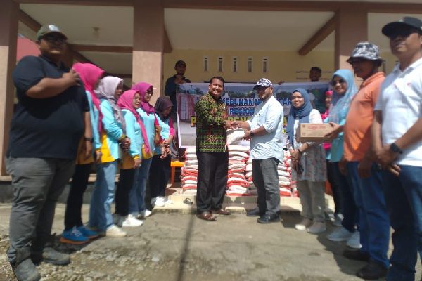 PTPN IV Regional 4 Bantu Korban Banjir Pangkalan Limapuluh Kota 1 PTPN IV Regional 4 (eks PTPN VI) menyerahkan bantuan sembako kepada masyarakat terdampak banjir di Pangkalan Limapuluh Kota. (Foto: Dok. PTPN)