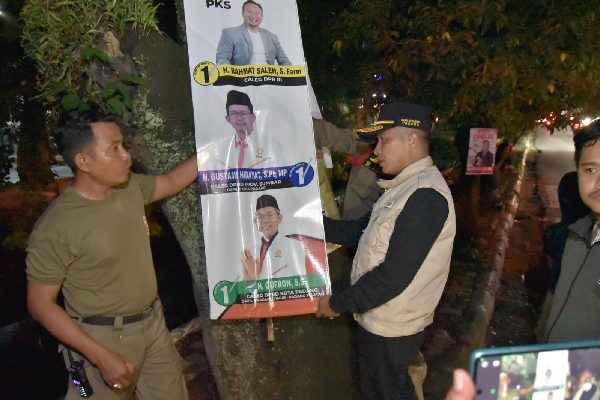 Malam-malam, Wawako Padang Pimpin Operasi Penertiban Alat Peraga Kampanye 1 Wakil Wali Kota (Wawako) Padang, Ekos Albar memimpin operasi penertiban alat peraga kampanye yang dipasang secara sembarangan, Jumat (5/1/2024) malam. (Foto: Dok. Prokopim)