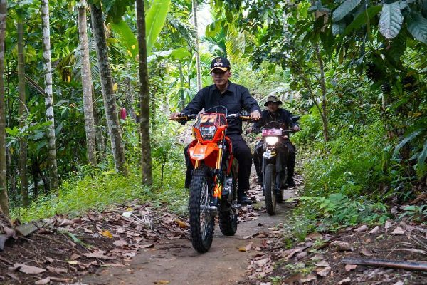 Wakil Wali Kota (Wawako) Padang, Ekos Albar menjajal motor trabas menelusuri objek wisata Padang Janiah. (Foto: Dok. Dispar)