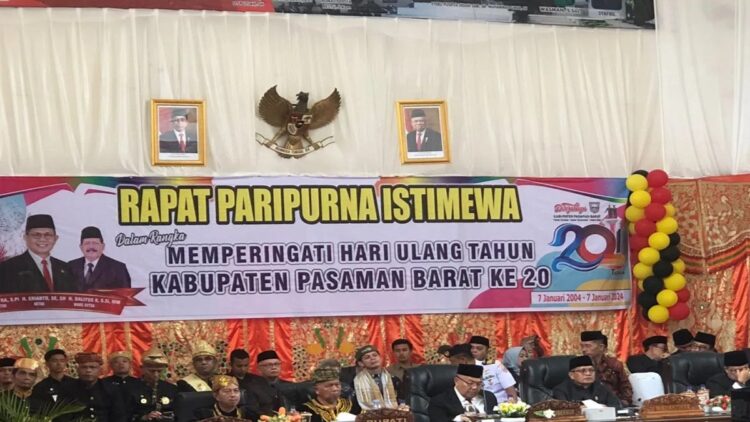 Sidang Paripurna Istimewa DPRD Pasaman Barat dalam rangka Hari Ulang Tahun Ke-20 Kabupaten Pasaman Barat, Minggu (7/1/2024). Antara/Altas Maulana.