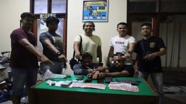 Kedua pelaku beserta barang bukti sedang berada di Mapolres Agam. Dok Polres Agam