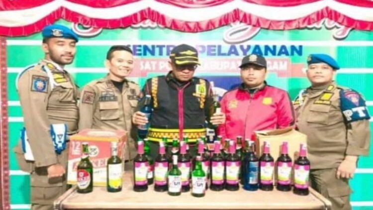 Razia Pekat, Satpol PP Damkar Agam Sita Puluhan Botol Miras 1 Petugas Satpol PP Damkar Agam sedang berada di minuman keras yang diamankan. Dok Satpol PP Damkar Agam