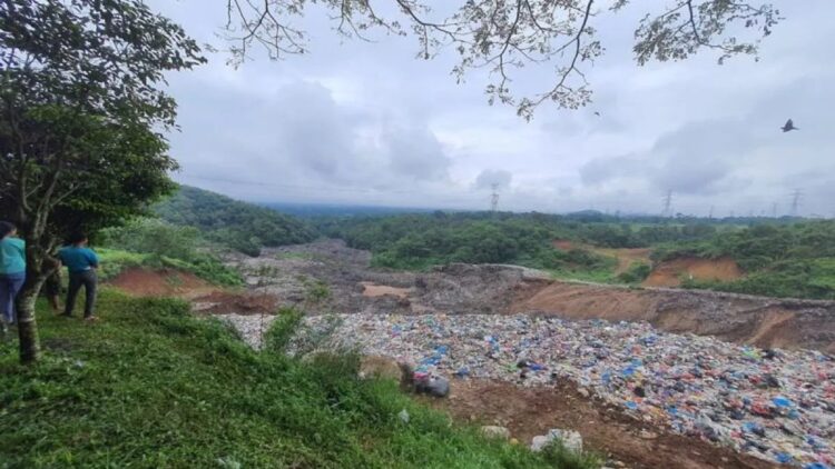 Kondisi TPA Regional Payakumbuh yang longsor pada 20 Desember 2023, menimbun areal pertanian dan lahan masyarakat. (ANTARA/Miko Elfisha)