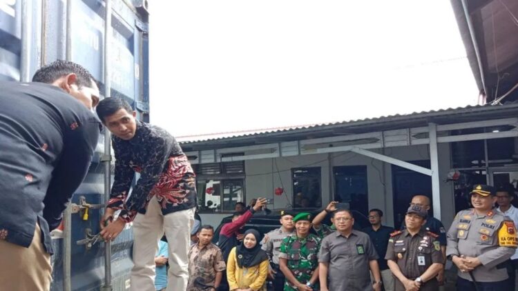 Ketua KPU Agam Herman Susilo dan Ketua Bawaslu Agam Suherman disaksikan oleh Forkopimda Agam, Rabu (10/1). Dok Antara/Yusrizal