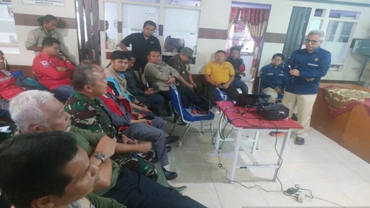 Ketua Tim Tanggap Darurat Erupsi Marapi Kristianto memaparkan kondisi Gunung Marapi dan jenis bencana yang berpotensi terjadi jika erupsi. (ANTARA/Miko Elfisha)