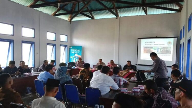 BKSDA Sumbar sedang memberikan materi terkait konflik satwa bagi warga Tigo Nagari, Kabupaten Pasaman, Kamis (11/1). Dok Antara/Yusrizal