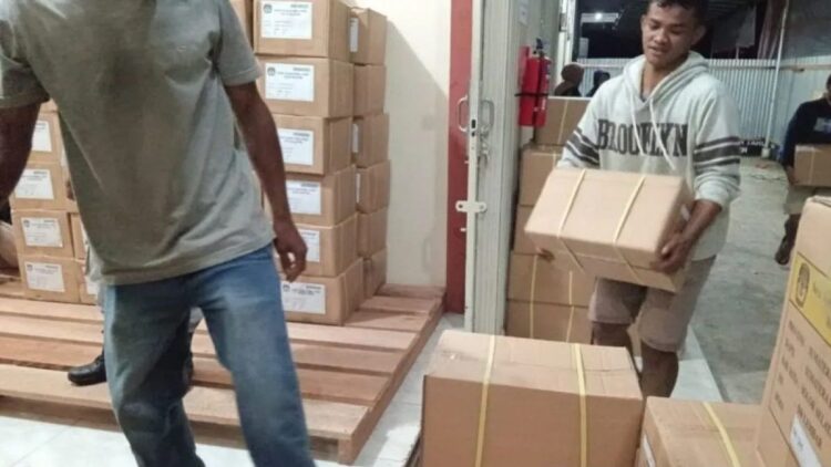 Ilustrasi petugas sedang melakukan pembongkaran surat suara Pemilu dari truk kontainer ke gudang KPU, Rabu malam (10/1/2024). Antara/Erik