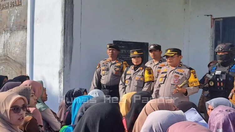 Kepala Bagian Ops Polres Pasaman Barat Kompol Muzhendra didampingi Kasi Humas AKP Rosminarti saat memberikan pengarahan kepada tenaga penyortiran dan pelipatan surat suara di Gedung Pusako Anak Nagari Simpang Empat, Sabtu (13/1/2024). Antara/HO-Humas Polres Pasaman Barat.