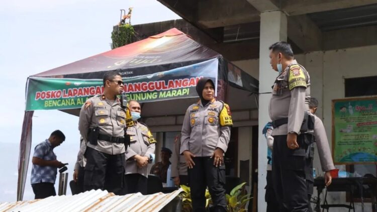 Dukung Mitigasi Marapi, Polresta Bukittinggi Salurkan Bantuan Logistik-Personel 1 Kapolresta Bukittinggi, Kombespol Yessi Kurniati saat melakukan kunjungan ke posko Siaga Marapi. (Antara/Al Fatah)