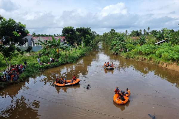 Pelajar SD di Padang Tenggelam Ditemukan Meninggal, Wali Kota Minta Semua Pihak Lakukan Ini 1 Pencarian anak hilang oleh Tim SAR gabungan. (Foto: Dok. Basarnas)