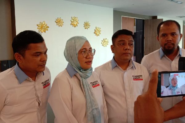 Relawan Prabowo-Gibran di Sumbar Ditempatkan di Setiap TPS saat Hari Pencoblosan 1 Wakil Komandan (Wadan) Golf (Relawan) TKN dan Penanggung Jawab Relawan Prabowo-Gibran Zonasi Sumbar, Imelda Sari (dua dari kiri). (Foto: Dok. Muhammad Aidil)