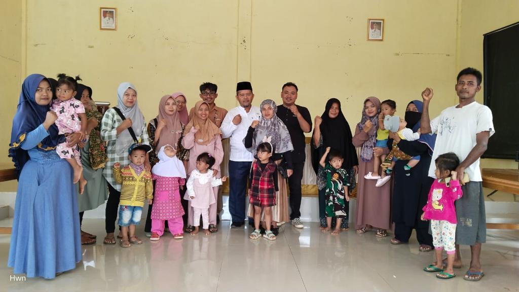 Tekan Stunting di Sumbar, PTPN IV Region 4 Bantu 25 Anak 2 Penyerahan bantuan stunting dari PTPN IV Regional 4 Kebun Solok Selatan di Aula Kantor Camat Sangir Balai Janggo. (Foto: Dok. PTPN)