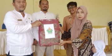 Penyerahan bantuan stunting dari PTPN IV Regional 4 Kebun Solok Selatan di Aula Kantor Camat Sangir Balai Janggo. (Foto: Dok. PTPN)