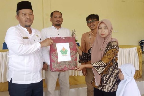 Tekan Stunting di Sumbar, PTPN IV Region 4 Bantu 25 Anak 1 Penyerahan bantuan stunting dari PTPN IV Regional 4 Kebun Solok Selatan di Aula Kantor Camat Sangir Balai Janggo. (Foto: Dok. PTPN)
