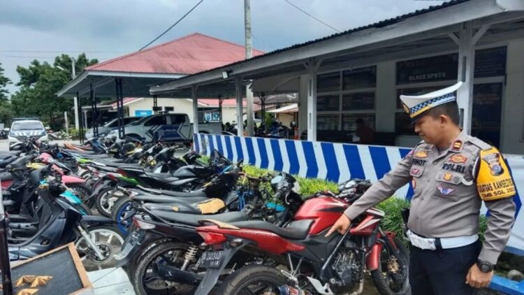 Pakai Knalpot Brong, Puluhan Kendaraan di Agam Disita Polisi 1 Kasat Lantas Polres Agam Iptu Pifzen Finot sedang berada di kendaraan yang dijaring. Dok Antara/Yusrizal
