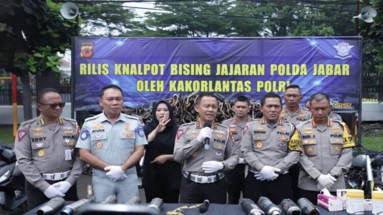 Direktur Utama Jasa Raharja saat merilis knalpot bising di Bandung. (Antara/HO-Humas Jasa Raharja)