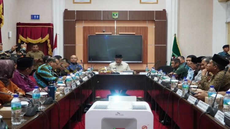 Gubernur Mahyeldi pimpin rapat persiapan Pemilu, termasuk dengan jajaran Managemen PLN Sumbar. (ANTARA/HO-PLN)