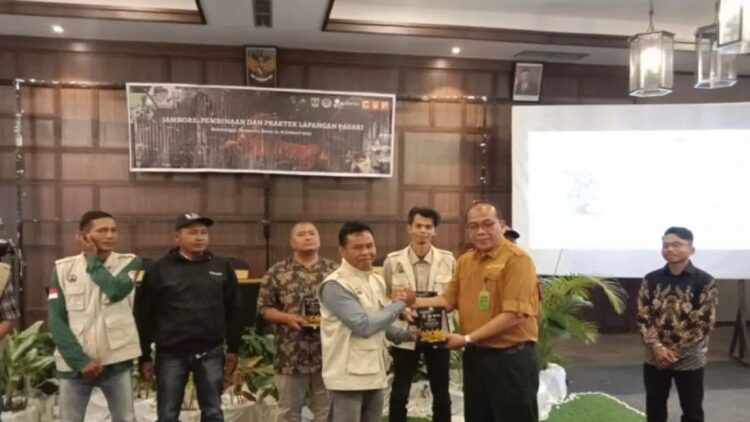 Pelaksana harian Kepala BKSDA Sumatera Barat Antonius Vevri menyerahkan piagam kepada PAGARI. Dok Antara/Yusrizal