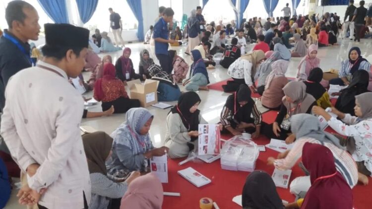 Ilustrasi proses penyortiran dan pelipatan surat suara Pemilu 2024 sedang berlangsung.(Antara/Altas Maulana).