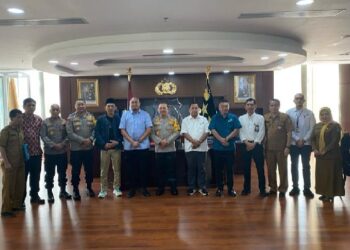 Pertemuan antara Anggota DPR RI asal Sumbar, H Andre Rosiade dengan Kapolda Sumbar, Irjen Suharyono didampingi oleh tokoh masyarakat Dharmasraya dan Diskop UKM Sumbar, Selasa (16/1/2024) siang. (Foto: Dok. Tim AR)