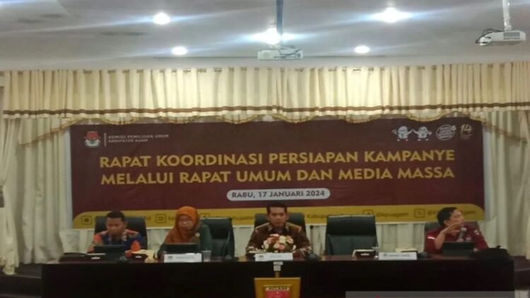 KPU Agam Jadwalkan Kampanye Rapat Umum, Setiap Dapil hanya Tiga Partai 1 Komisioner KPU Agam sedang memimpin koordinasi persiapan kampanye melalui rapat umum dan media massa di Aula Kantor Bupati Agam, Rabu (17/1). Antara/Yusrizal