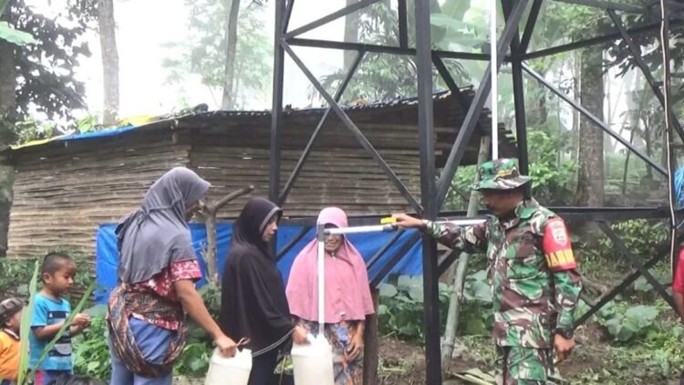 Dapatkan Air Bersih, TNI Buatkan Sumur Bor di Tanahdatar, Limapuluh Kota dan Mentawai 1 Warga mengambil air bersih dari sumur bor yang dibangun TNI. (ANTARA/HO-Humas Korem 032/Wirabraja).