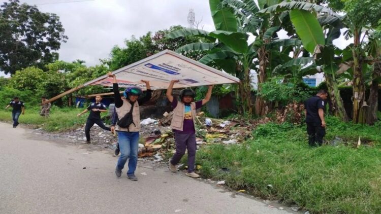 Langgar Aturan, Ratusan Alat Peraga Kampanye Dicopot Bawaslu Solok 1 Jajaran Bawaslu Kota Solok dan tim Satpol PP Kota Solok saat menertibkan seratusan APK yang melanggar aturan dan ketentuan (ANTARA/HO-Dokumen Bawaslu Kota Solok)