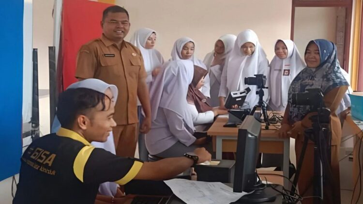Disdukcapil Pasaman Barat saat melakukan perekaman KTP elektronik di salah satu sekolah di daerah itu. Selain jemput bola ke sekolah, dinas terkait juga membuka layanan pada Sabtu dan Minggu. Antara/HO-Disdukcapil Pasaman Barat. ​​​​​​​
