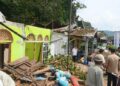 Kondisi rumah warga yang hancur usai terkena pohon tumbang di kawasan Gates Nan XX, Kecamatan Lubuk Begalung. (Foto: Dok. Prokopim)