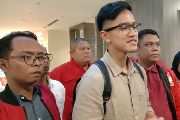 Datang ke Sumbar, Kaesang Pangarep: Semoga Bisa SKSD dan PSI "Pecah Telur" 1 Ketua Umum DPP PSI, Kaesang Pangarep saat berkunjung ke Sumbar, Jumat (19/1/2024) sore. (Foto: Dok. Muhammad Aidil)