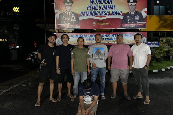 Pelaku pencurian barang berharga milik seorang warga ditangkap Tim Klewang pada Jumat (19/1/2024) dini hari. (Foto: Dok. Polresta Padang)