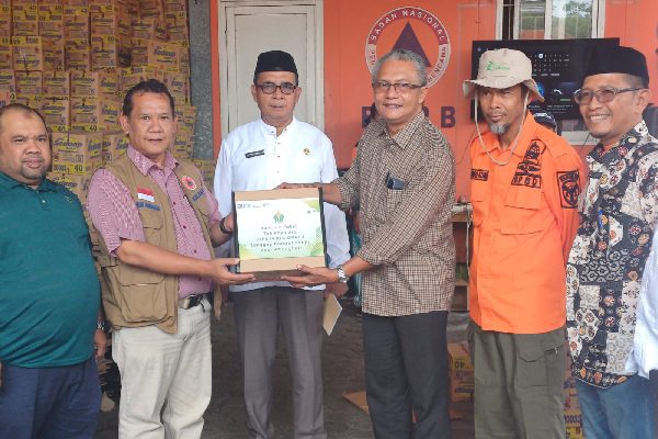 PTPN IV Regional 4, Bantu 169 Dus Teh Bagi Korban Terdampak Banjir di Batang Hari Jambi 1 PTPN IV Regional 4 membantu korban terdampak banjir di Kabupaten Batang Hari, Jambi. (Foto: Dok. PTPN)