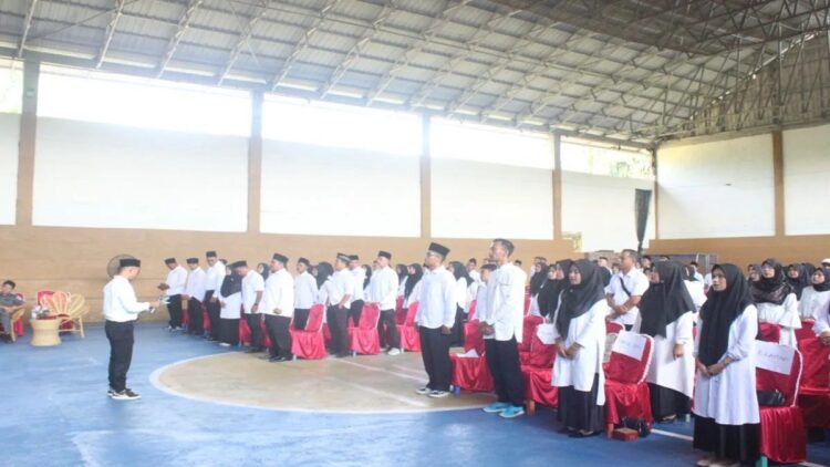 Bawaslu Pasaman Barat saat melantik 1.286 pengawas TPS Pemilu 2024 di Simpang Empat, Senin (22/1/2024). Antara/HO-Bawaslu Pasaman Barat