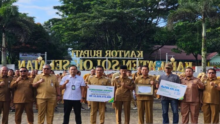 Bayarkan Klaim pada Pekerja, BPJamsostek Solsel Gelontorkan Rp53,9 Miliar 1 Bupati Solok Selatan Khairunas didampingi Wakil Bupati Yulian Efi, Sekretaris Daerah Syamsurizaldi beserta kepala OPD foto bersama dengan Kepala BPJS ketenagakerjaan Cabang Solok Selatan Diyan Handiyana usai menyerahkan secara simbolis klaim yang dibayarkan selama 2023. Antara/Erik