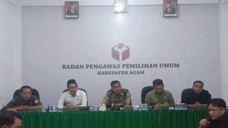 Ketua Bawaslu Agam Suherman sedang memberikan arahan saat rapat koordinasi penertiban alat peraga kampanye Pemilu 2024. Dok Antara/Yusrizal