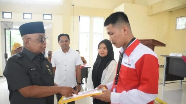 Sekda Agam Edi Busti sedang menyerahkan peralatan bagi peserta pelatihan. Dok Humas Agam