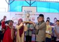 Penyerahan secara simbolis salah satu piala ke peserta didik SMPN 9 oleh Wali Kota Padang, Hendri Septa. (Foto: Dok. Prokopim)