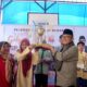 Penyerahan secara simbolis salah satu piala ke peserta didik SMPN 9 oleh Wali Kota Padang, Hendri Septa. (Foto: Dok. Prokopim)
